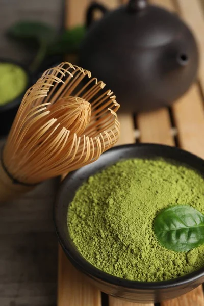 Grünes Matcha Pulver Und Bambusbesen Auf Dem Tisch Nahaufnahme — Stockfoto