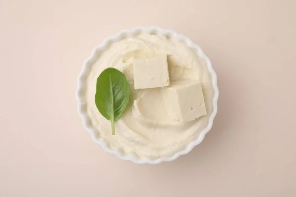 Lezzetli Tofu Sosu Bej Arka Planda Fesleğen Yaprağı — Stok fotoğraf