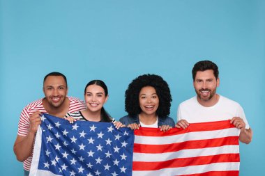 4 Temmuz - ABD 'nin Bağımsızlık Günü. Açık mavi arka planda Amerikan bayrağı taşıyan mutlu arkadaşlar
