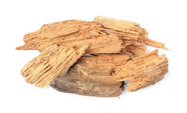 Beyaz arkaplanda ağaç kabuğu parçaları
