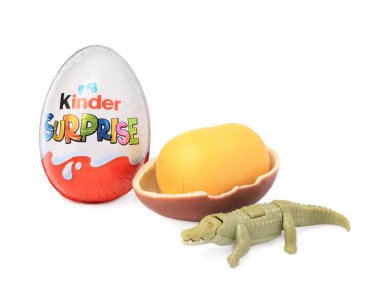 Slynchev Bryag, Bulgaristan - 24 Mayıs 2023: Kinder Sürpriz Yumurtalar, plastik kapsül ve oyuncak timsah beyaz üzerine izole edildi