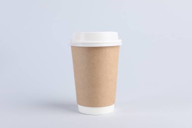 Arka planda plastik kapaklı kağıt bardak. Kahve hazır.