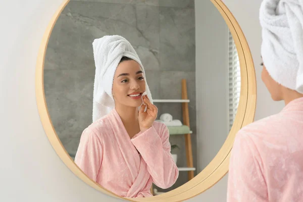 室内鏡の近くの綿パッドで化粧を削除テリータオルで美しい女性 — ストック写真