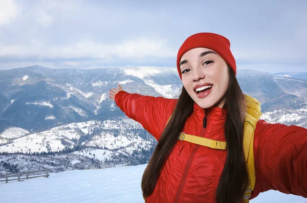 Turista Feliz Con Mochila Tomando Selfie Montañas Nevadas —  Fotos de Stock