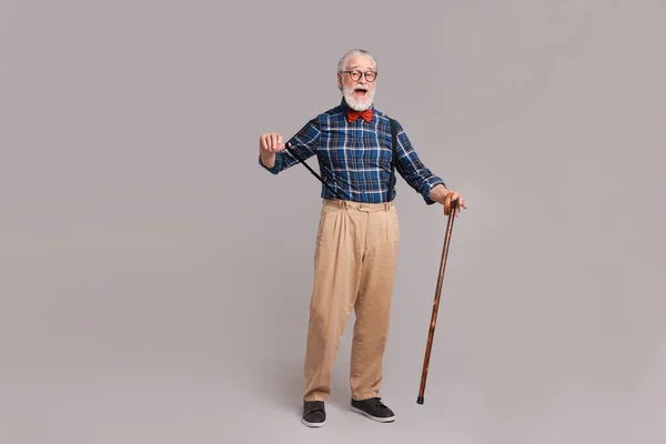 Känslomässig Senior Man Med Promenadkäpp Grå Bakgrund — Stockfoto