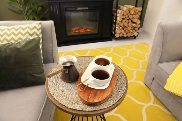 Oturma Odasındaki Şöminenin Yanındaki Masada Kahve Kahve Fincanları — Stok fotoğraf