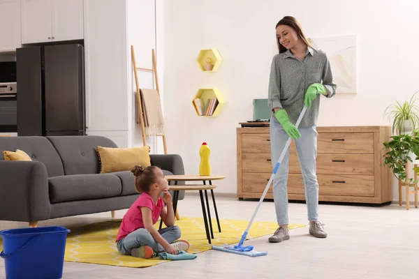 Spring Cleaning Mother Daughter Tidying Living Room Together — Stock Photo, Image