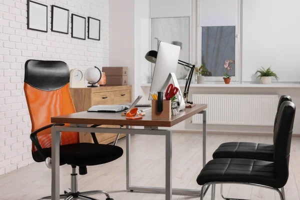 Ofisinde Rahat Mobilyaları Bilgisayarı Aksesuarları Olan Şık Bir Müdürün Işyeri — Stok fotoğraf