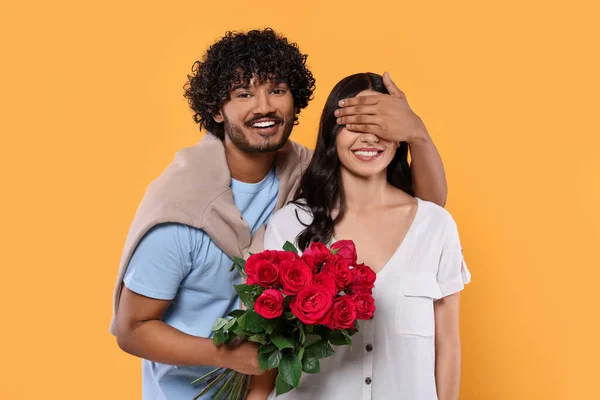 Encontro Internacional Bonito Homem Apresentando Rosas Para Sua Amada Mulher — Fotografia de Stock