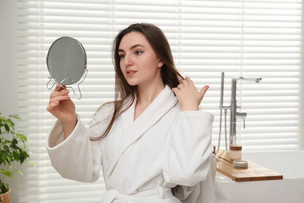 Hermosa Mujer Mirando Espejo Baño — Foto de Stock
