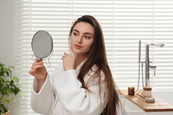 Krásná Žena Dívá Zrcadle Koupelně — Stock fotografie