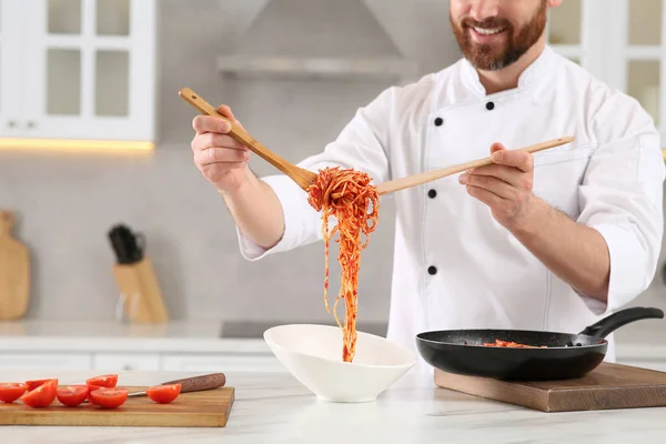 Professional Chef Putting Delicious Spaghetti Bowl Marble Table Kitchen Closeup — Stock Fotó