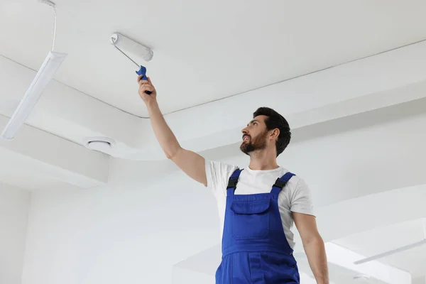 Handyman Met Roller Schilderen Plafond Kamer Lage Hoek Uitzicht — Stockfoto