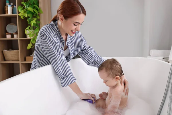Μητέρα Πλένει Μωράκι Της Στην Μπανιέρα Στο Σπίτι — Φωτογραφία Αρχείου