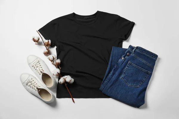 Κομψό Shirt Τζιν Και Sneakers Λευκό Φόντο Επίπεδο Lay — Φωτογραφία Αρχείου