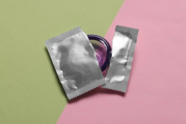 Kondom Trasiga Paket Färg Bakgrund Ovanifrån Säkert Sex — Stockfoto