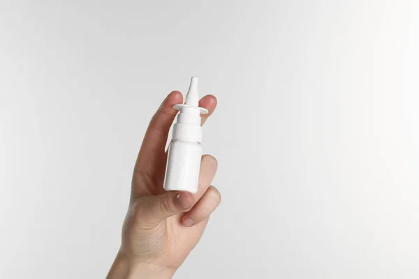 Mulher Segurando Spray Nasal Fundo Branco Close Espaço Para Texto — Fotografia de Stock