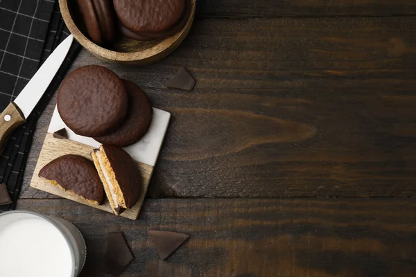 Вкусные Шоколадные Пироги Кусочки Шоколада Нож Деревянном Столе Плоский Уголок — стоковое фото