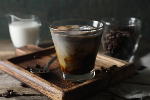 Sütlü Fasulyeli Bir Bardak Lezzetli Buzlu Kahve — Stok fotoğraf