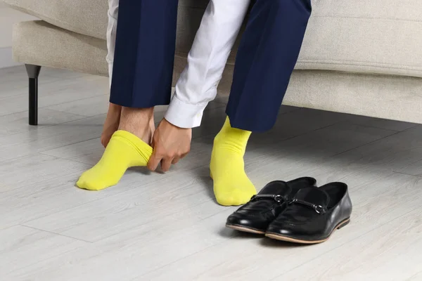 Человек Надевает Жёлтые Носки Помещении Крупным Планом — стоковое фото