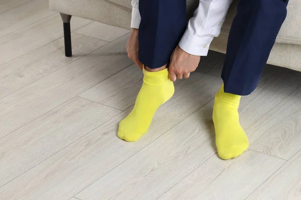 Чоловік Одягає Жовті Шкарпетки Приміщенні Крупним Планом — стокове фото
