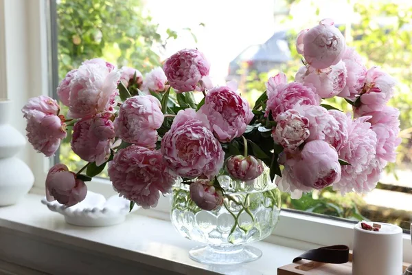 Hermosas Peonías Rosas Jarrón Alféizar Ventana Diseño Interiores —  Fotos de Stock
