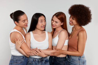 Açık gri arka planda güzel genç kadınların portresi