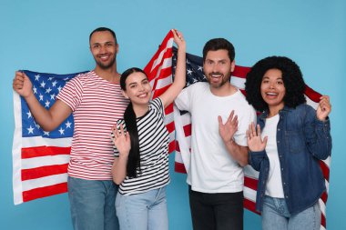 4 Temmuz - ABD 'nin Bağımsızlık Günü. Açık mavi arka planda Amerikan bayrakları olan mutlu arkadaşlar