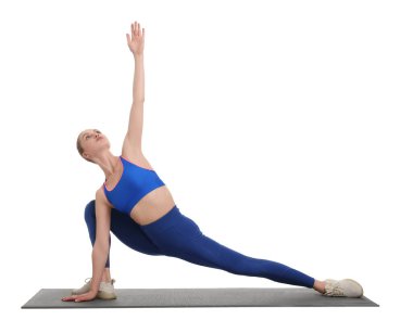 Yoga egzersizi. Beyaz arka planda gerinen genç bir kadın