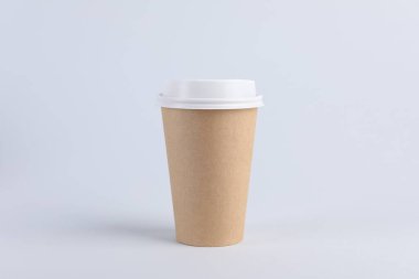 Arka planda plastik kapaklı kağıt bardak. Kahve hazır.