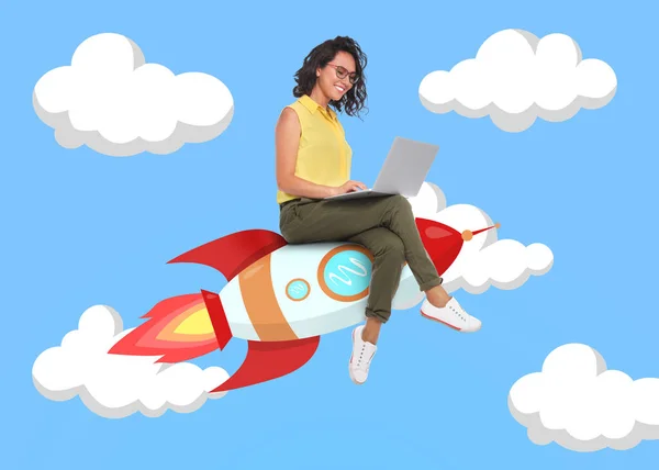 Успех Счастливая Молодая Женщина Ноутбуком Сидящая Ракете Летящей Небу Иллюстрация — стоковое фото