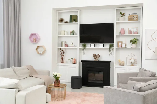 Stilvolles Interieur Mit Schönem Kamin Fernseher Sesseln Sofa Und Regalen — Stockfoto