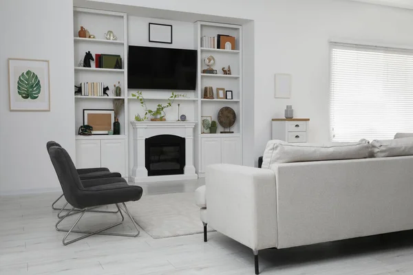 Gemütliche Raumausstattung Mit Stilvollen Möbeln Dekorativem Kamin Und Fernseher — Stockfoto