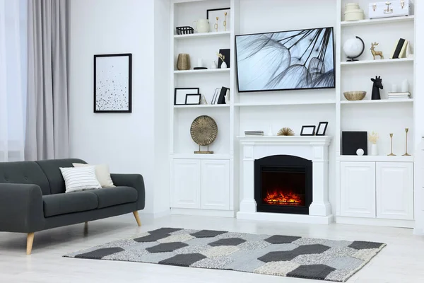 Stilvolles Zimmer Mit Schönem Kamin Und Bequemem Sofa Innenarchitektur — Stockfoto