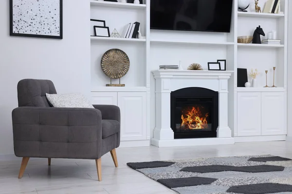 美しい暖炉と快適なアームチェアとスタイリッシュな部屋 インテリアデザイン — ストック写真