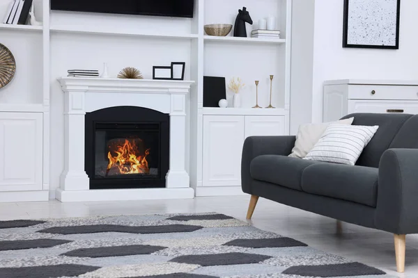 美しい暖炉と快適なソファとスタイリッシュな部屋 インテリアデザイン — ストック写真