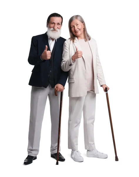 シニア男と女とともにウォーキング缶ショー親指上の白い背景 — ストック写真