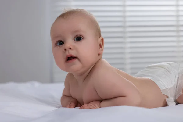Cute Little Baby Pieluchy Leżące Łóżku Wewnątrz — Zdjęcie stockowe