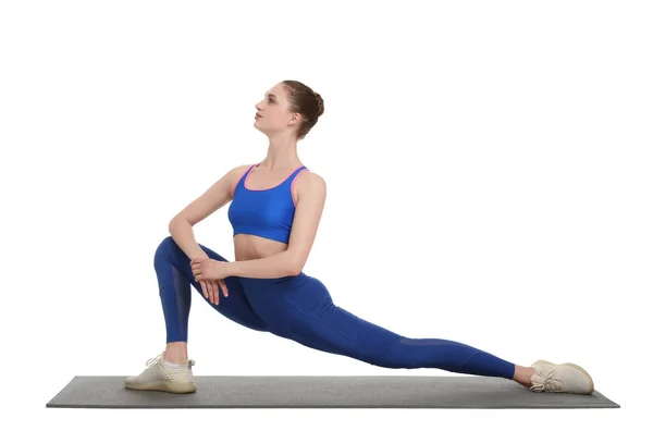 瑜伽锻炼 身披白底的年轻女子 — 图库照片