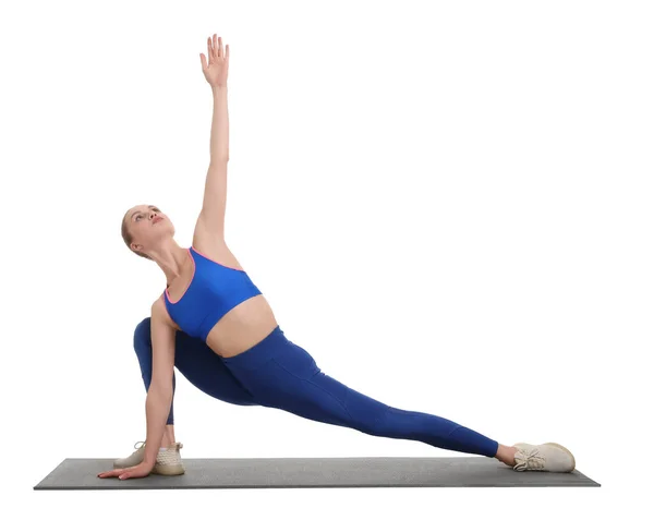 瑜伽锻炼 身披白底的年轻女子 — 图库照片