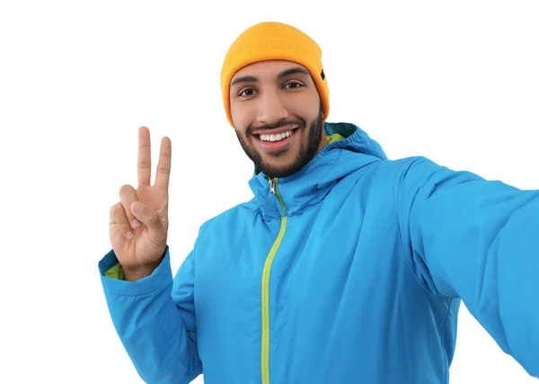 Usmívající Mladý Muž Brát Selfie Ukazující Mír Znamení Bílém Pozadí — Stock fotografie