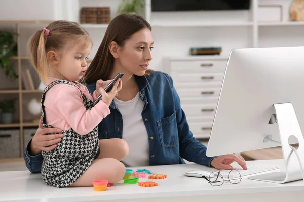 Woman Working Remotely Home Mother Using Computer While Her Daughter — Stock Photo, Image