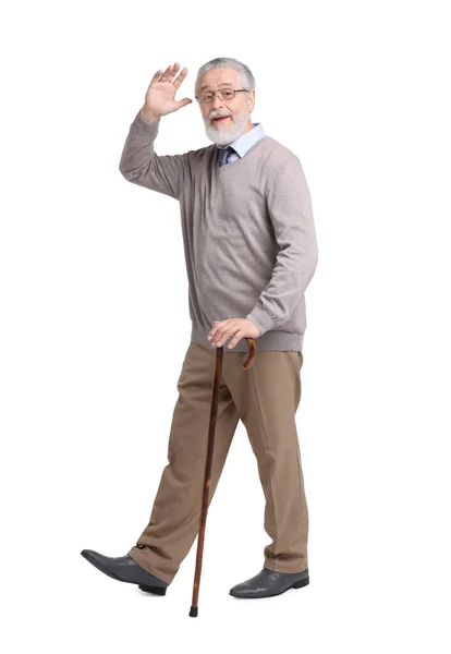 Starszy Mężczyzna Chodzącą Laską Machający Białym Tle — Zdjęcie stockowe