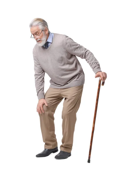 Beyaz Arka Planda Bastonu Olan Yorgun Yaşlı Bir Adam — Stok fotoğraf