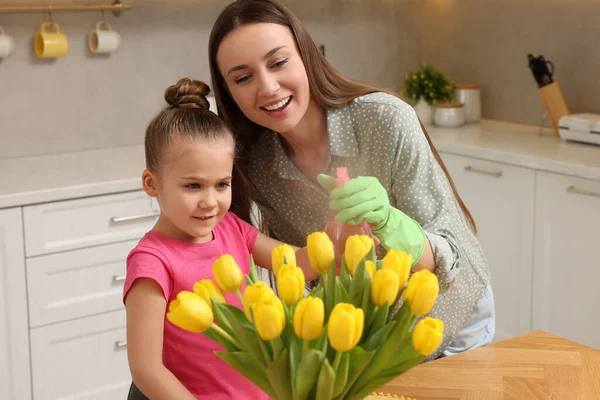 Tavaszi Takarítás Anya Lánya Permetező Gyönyörű Csokor Sárga Tulipán Vízzel — Stock Fotó