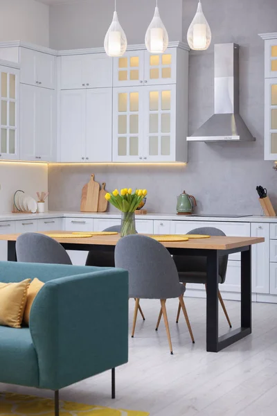 Atmosfera Primavera Interior Cozinha Elegante Com Mobiliário Confortável Buquê Belas — Fotografia de Stock