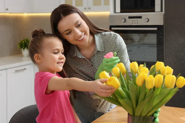 Tavaszi Takarítás Anya Lánya Permetező Gyönyörű Csokor Sárga Tulipán Vízzel — Stock Fotó