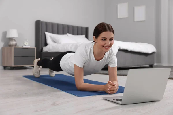 Happy Woman Doing Plank Exercise Watching Video Tutorial Laptop Home — Stock Photo, Image