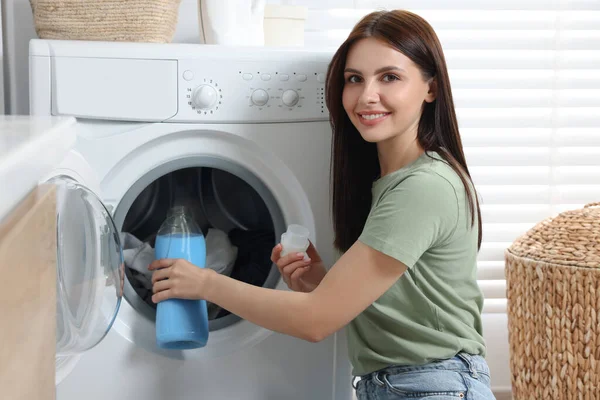 Kvinna Hälla Tyg Mjukgörare Tvättmaskin Badrummet — Stockfoto