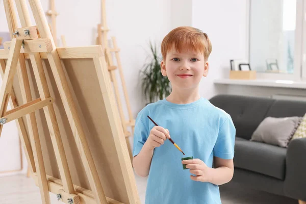 Mały Chłopiec Maluje Studio Używając Sztalugi Trzymania Płótna — Zdjęcie stockowe